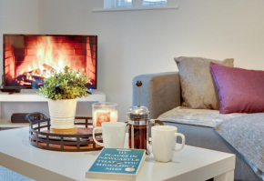 Central 3 bedroom Apartment & Free Parking- Ideal 4 long stays